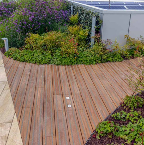 Taman dengan teras kayu dan area bersantai